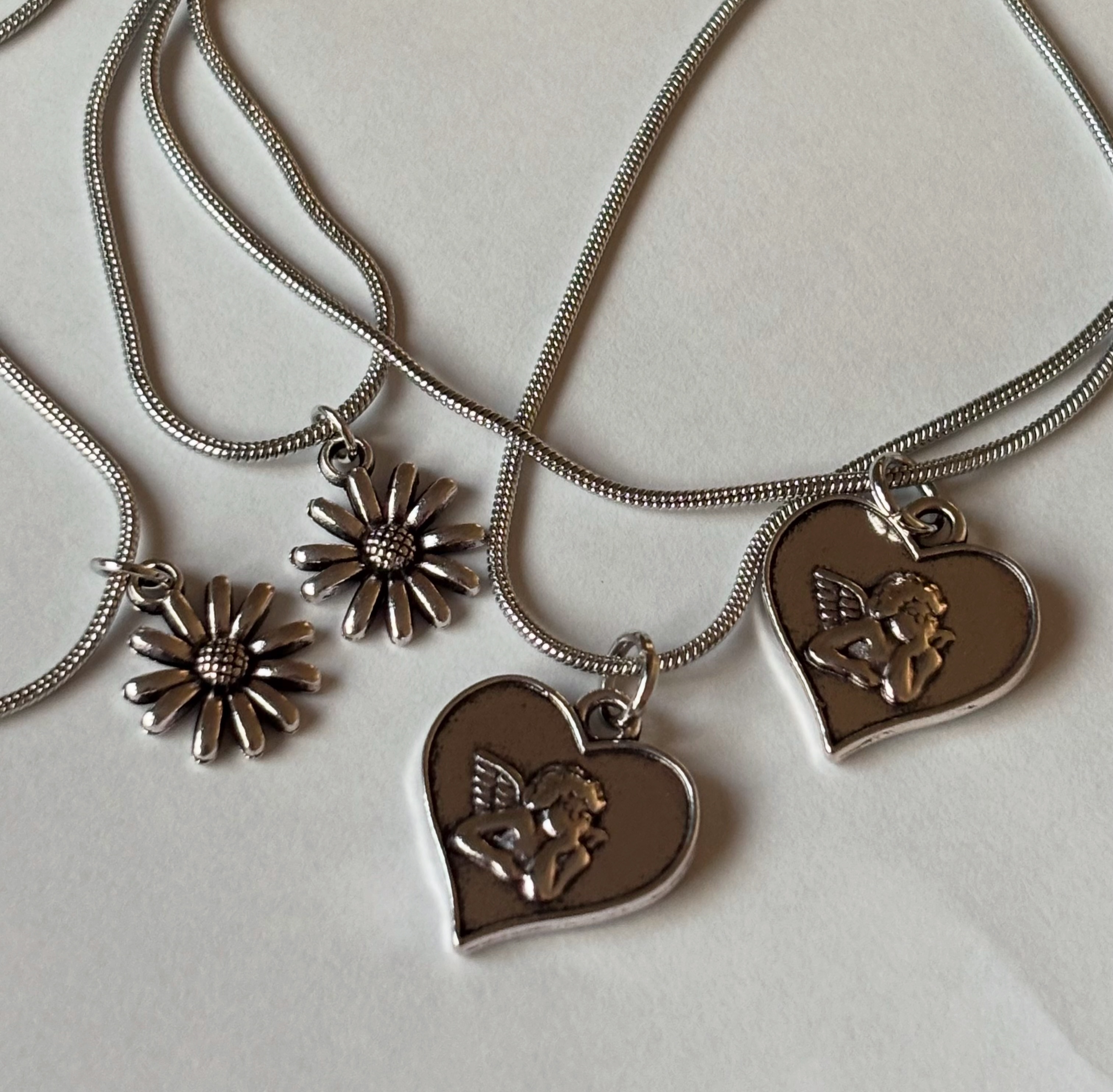 シルバー調のアクセサリーパーツ