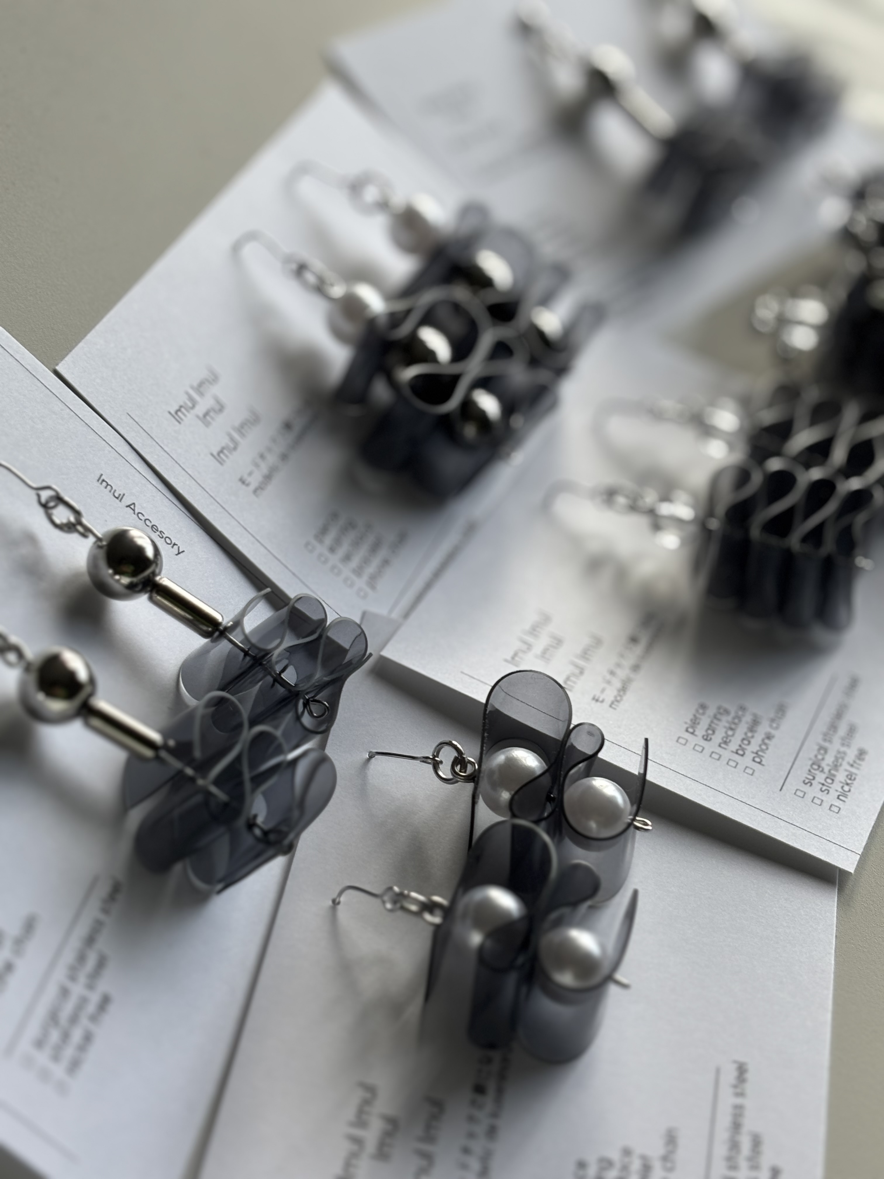 展示用スタンドにセットされたピアス