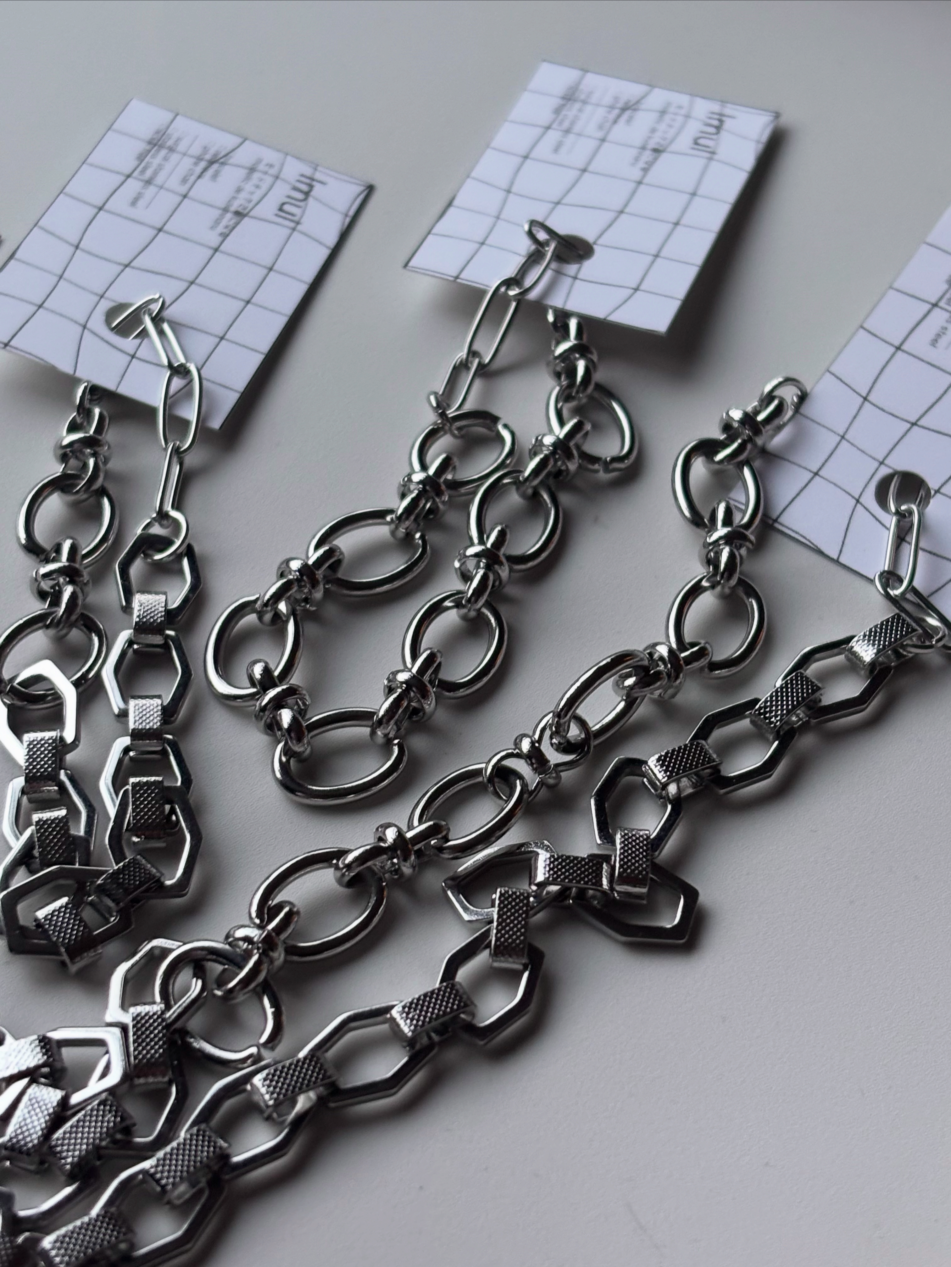 制作中のパーツを並べた作業風景