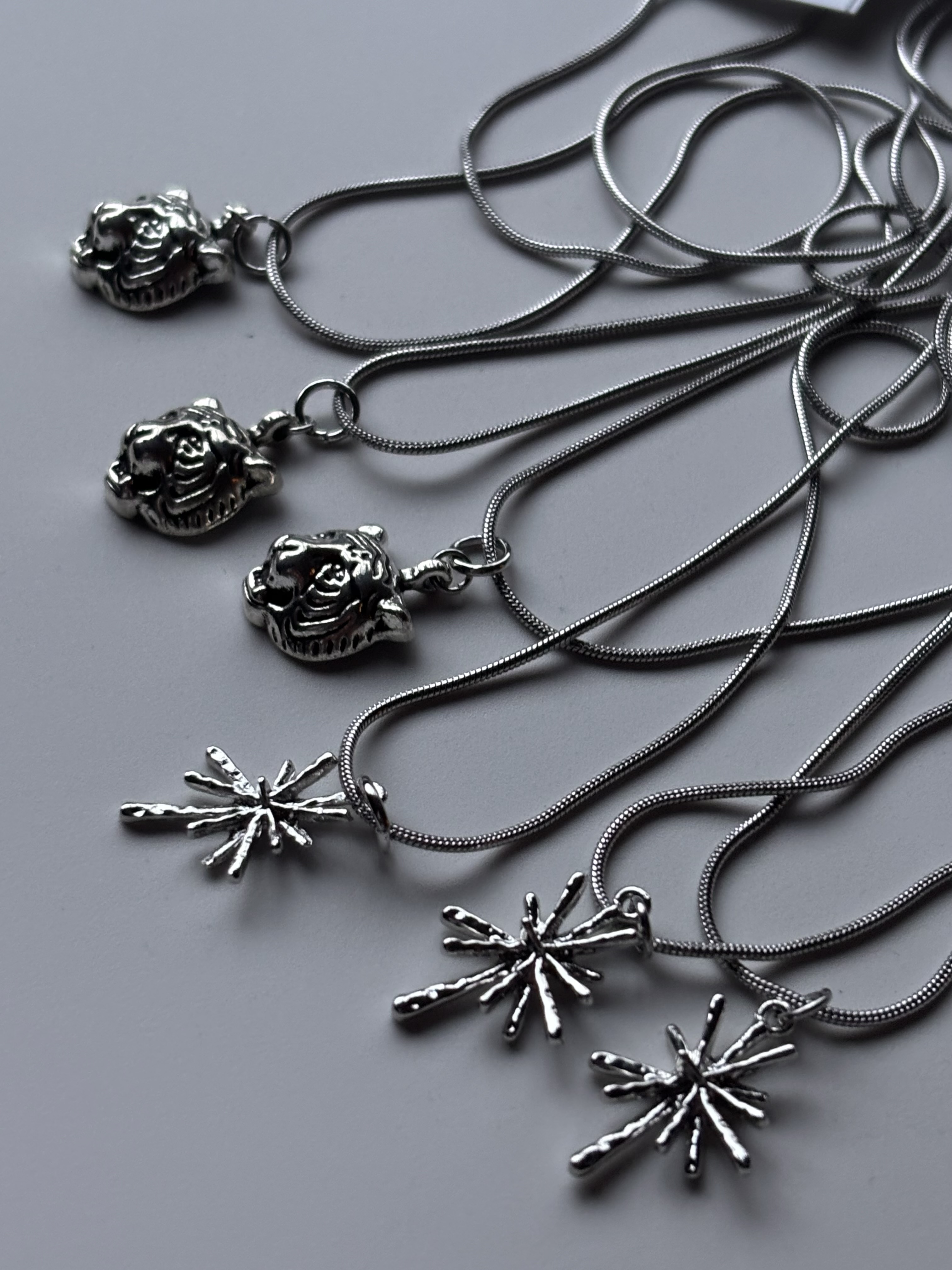 ブラックシャツに合わせたチェーンアクセサリーの着用イメージ